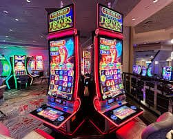 Antarmuka aplikasi apitoto88 menampilkan dashboard beranda dengan akses cepat ke Liga 1, casino langsung, dan permainan slot